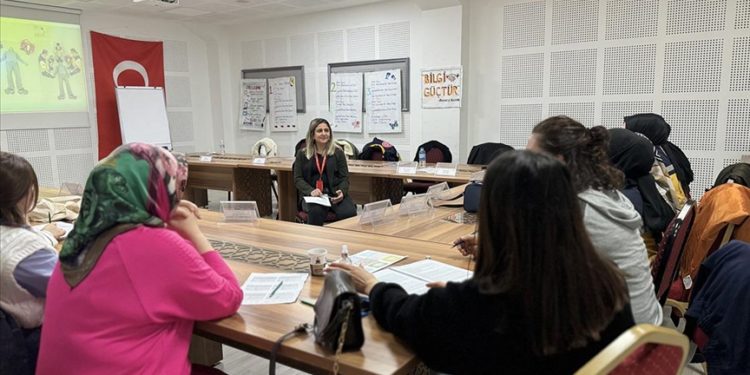 Acil sağlık eğitim birimi, personelini zorlu eğitimlerle göreve hazırlıyor