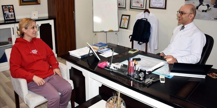 Genç kadın, karnındaki 5 kilogramlık kitleden doğum gününde kurtuldu