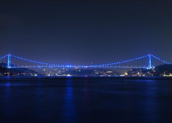 FSM Köprüsü kolon kanseri farkındalığı için mavi renge büründü