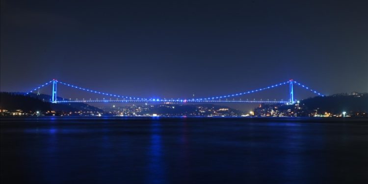 FSM Köprüsü kolon kanseri farkındalığı için mavi renge büründü