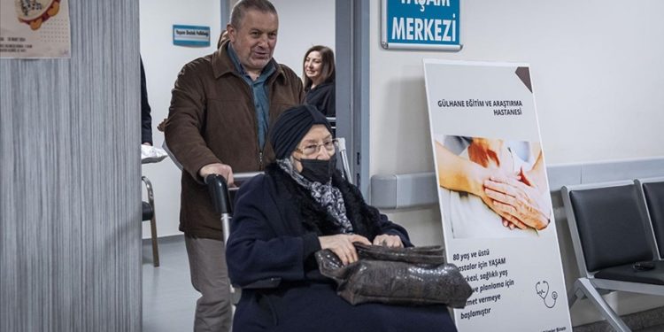 Hastanelerde hizmet veren “YAŞAM”lar ile 80 yaş ve üstü emin ellerde