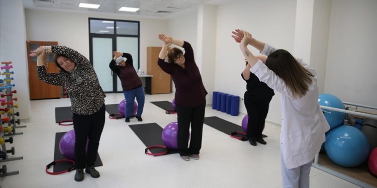 Kilo fazlası olanlar Obezite Okulunda sağlıklı zayıflıyor