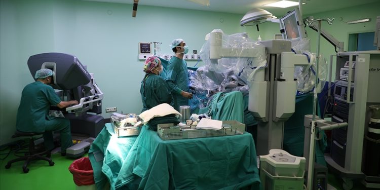 İstanbul Üniversitesi-Cerrahpaşa, robotik kolorektal cerrahide başarılı