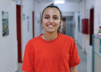 Kazada omurgası kırılan genç kız, yaş günündeki ameliyatla yürümeye başladı