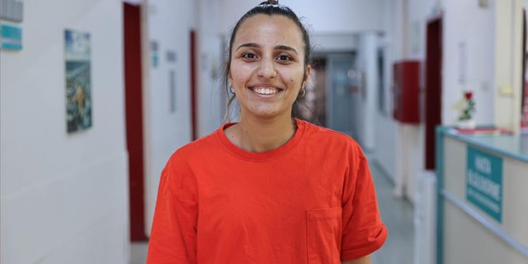 Kazada omurgası kırılan genç kız, yaş günündeki ameliyatla yürümeye başladı