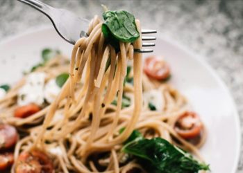 İftarda aşırı yemek, sindirim sisteminin zorlanmasına neden olabilir