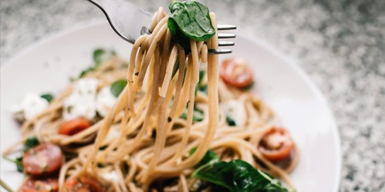 İftarda aşırı yemek, sindirim sisteminin zorlanmasına neden olabilir