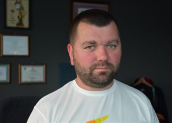 Diş implantı omurilik sıvısına giren ve ameliyatla iyileşen kişi hukuk mücadelesi veriyor