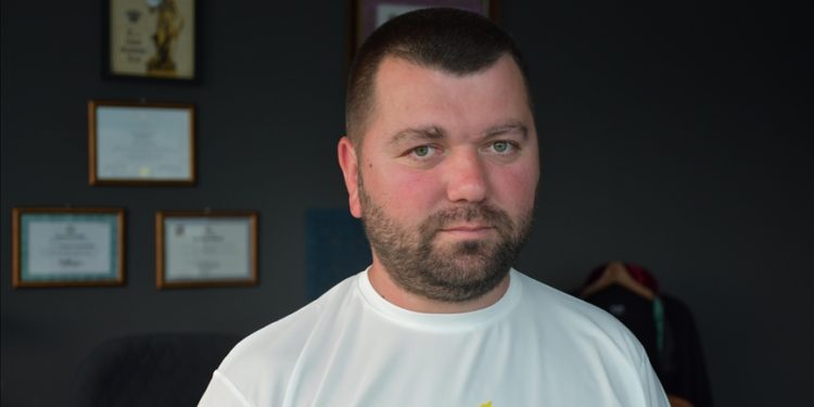 Diş implantı omurilik sıvısına giren ve ameliyatla iyileşen kişi hukuk mücadelesi veriyor