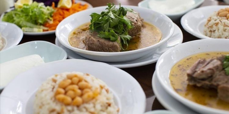 “Ramazanda uzun süre boş kalan mideye bayramda ani yükleme yapmayın” uyarısı