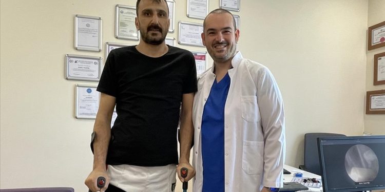 Kaldırımdan düşünce diz bağları kopan hasta, tendon nakliyle ayağa kalktı