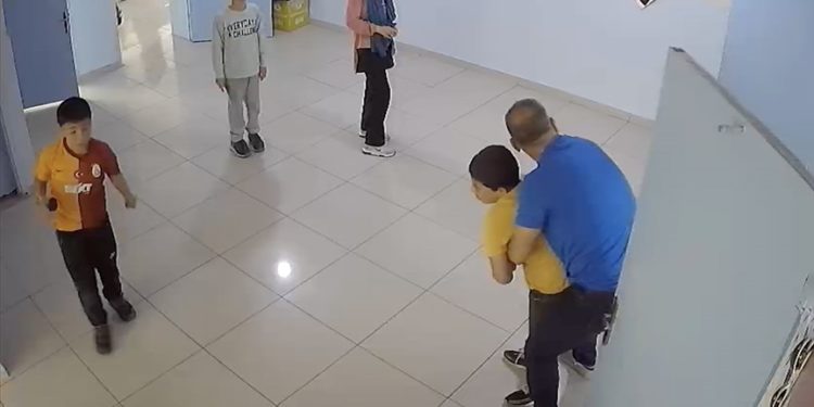 Şanlıurfa'da boğazına cisim kaçan öğrenci Heimlich manevrasıyla kurtarıldı