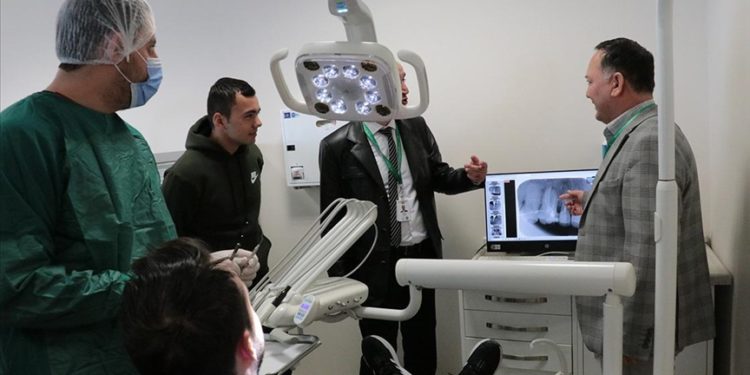 Özbekistan’dan gelen üniversite heyeti Türk diş hekimlerinin deneyimlerinden faydalanıyor