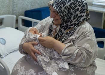 185 kiloluk kadın özel operasyonla anne oldu