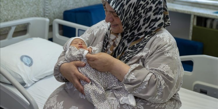 185 kiloluk kadın özel operasyonla anne oldu