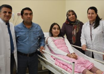 Akciğer nakli bekleyen genç, böbrek taşlarından iki doktorun eş zamanlı ameliyatıyla kurtuldu