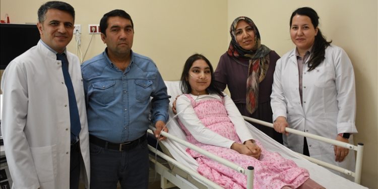 Akciğer nakli bekleyen genç, böbrek taşlarından iki doktorun eş zamanlı ameliyatıyla kurtuldu