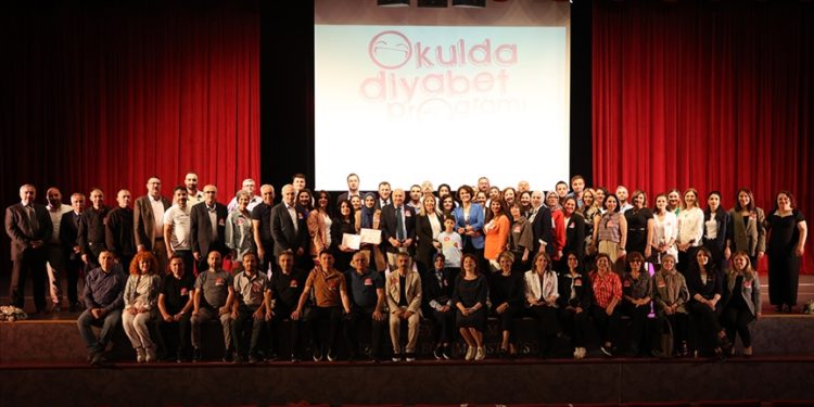 “Okulda Diyabet Programı” kapsamında çalışmalarıyla öne çıkan isimler ödüllendirildi
