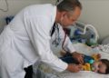 Göğüs kafesi genişletilen bebek solunum cihazından kurtuldu