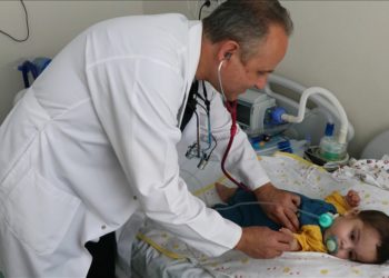 Göğüs kafesi genişletilen bebek solunum cihazından kurtuldu