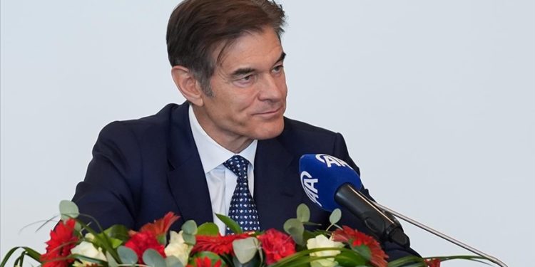 Dünyaca ünlü kalp cerrahı Mehmet Öz’den gençlere “bel çevrenizi inceltin” uyarısı