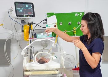 Minik bedenler şefkatli ellerde hayata tutunuyor