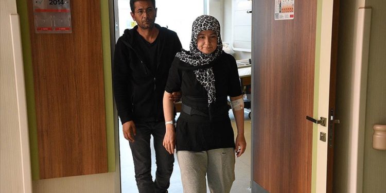 Felçli hasta, tekerlekli sandalyeyle geldiği hastaneden yürüyerek çıktı