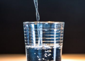 Yazın akciğer embolisi ve kalp krizi riskine karşı sıvı tüketiminin artırılması öneriliyor