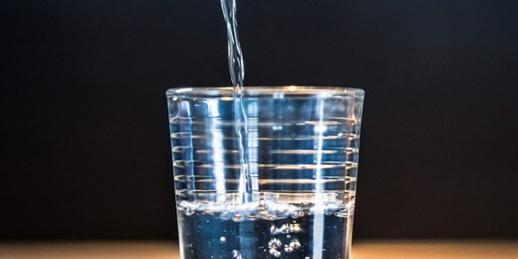 Yazın akciğer embolisi ve kalp krizi riskine karşı sıvı tüketiminin artırılması öneriliyor