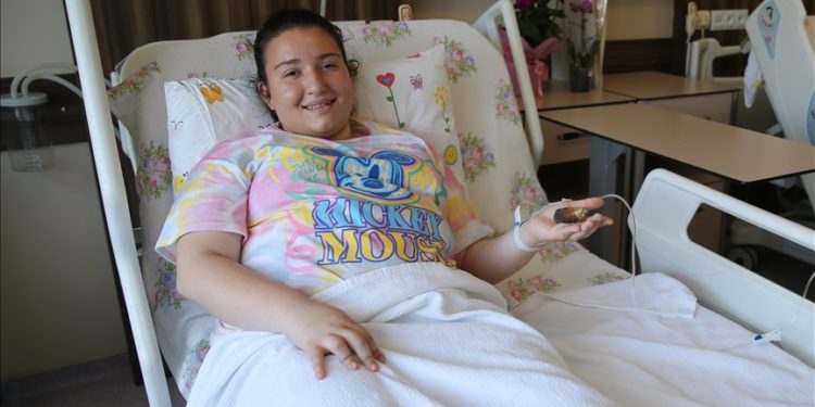 Şiddetli ağrıyla hastaneye başvuran tıp öğrencisinin safra kesesinden 6 santimetrelik taş çıktı