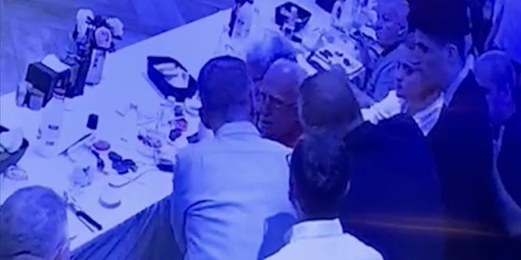 Bursa'da nefes borusuna yemek kaçan avukatı, başsavcı Heimlich manevrasıyla kurtardı