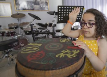 Morquio sendromlu genç kızın kullanamadığı eli “ritim eğitimi”yle açıldı