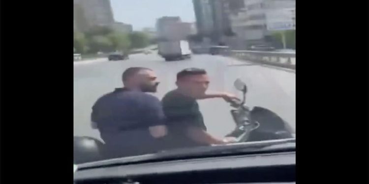 Bakan Koca’dan, İstanbul’da hasta taşıyan ambulansın önünün kesilmesine ilişkin paylaşım