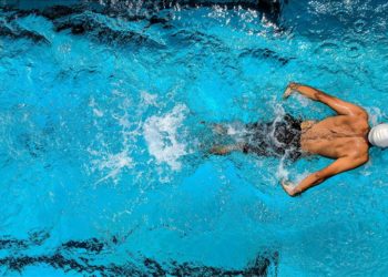 Yüzmek, skolyoz başlangıcı olanlarda omurga eğriliğini artırabilir