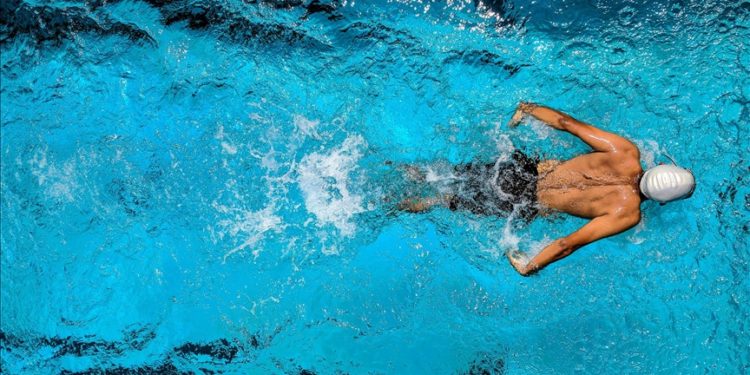 Yüzmek, skolyoz başlangıcı olanlarda omurga eğriliğini artırabilir