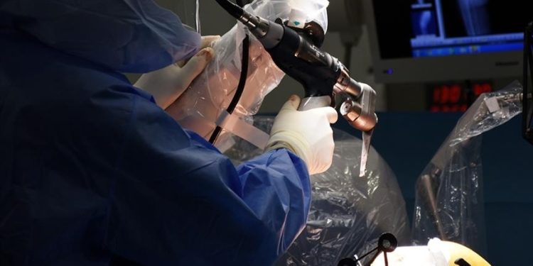 Küçük kesiyle yapılan robotik cerrahi kalp ameliyatlarında iyileşmeyi hızlandırıyor