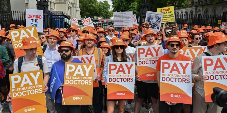 İngiltere’de pratisyen hekimler 20 ayda 11’inci kez greve gitti