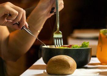 Tatil dönüşü “mucize detokslar” değil dengeli beslenme tercih edilmeli