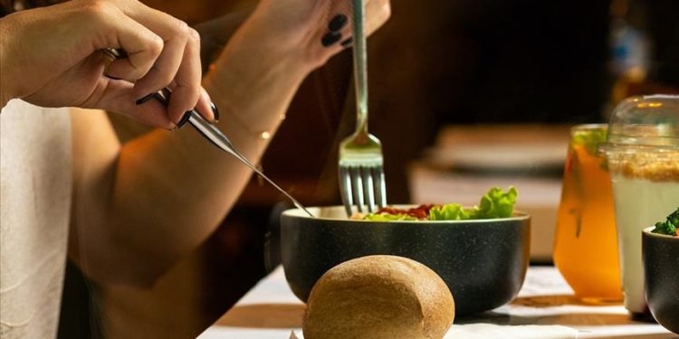 Tatil dönüşü “mucize detokslar” değil dengeli beslenme tercih edilmeli