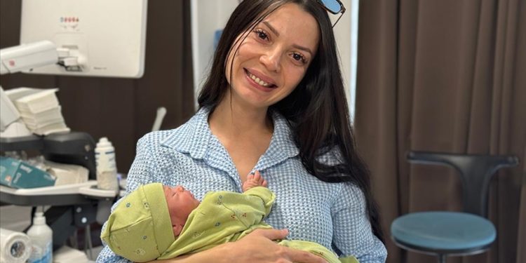 Anne karnında göbek kordonundan 6 kez kan verilen bebek sağlıklı şekilde doğdu