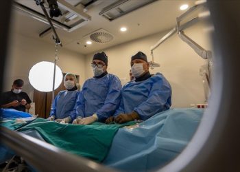 Ankara’daki beyin cerrahi operasyonunu Mısırlı yüzlerce hekim canlı yayında izledi
