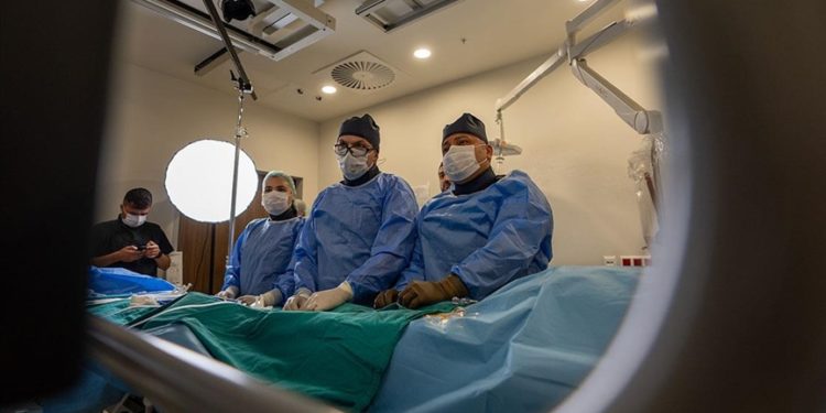 Ankara’daki beyin cerrahi operasyonunu Mısırlı yüzlerce hekim canlı yayında izledi