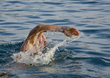 Kontakt lensle yüzenlere “körlük” uyarısı