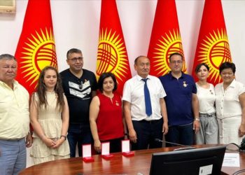 Kırgızistan'da karaciğer nakli ameliyatına katılan Türk doktorlar ödüllendirildi