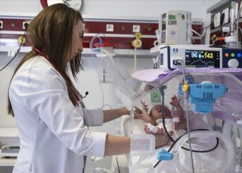 6 günlük bebeğe “milimetrik” yemek borusu operasyonu