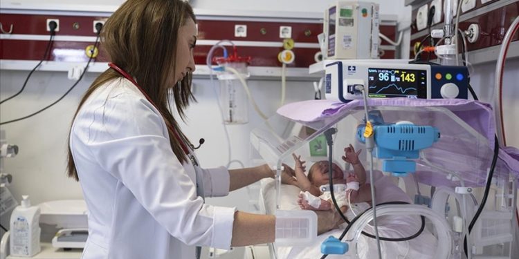 6 günlük bebeğe “milimetrik” yemek borusu operasyonu