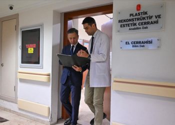 Sahipsiz köpeklerin saldırdığı Tunahan’ın kafasına 12 saatlik “mikrocerrahi” operasyonla deri nakli