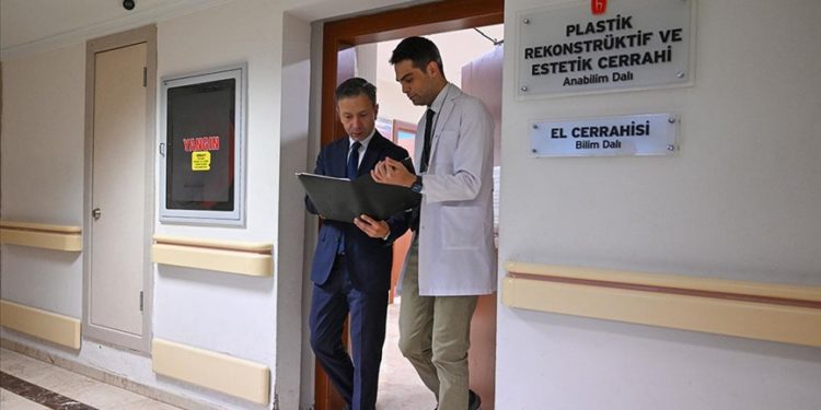 Sahipsiz köpeklerin saldırdığı Tunahan’ın kafasına 12 saatlik “mikrocerrahi” operasyonla deri nakli