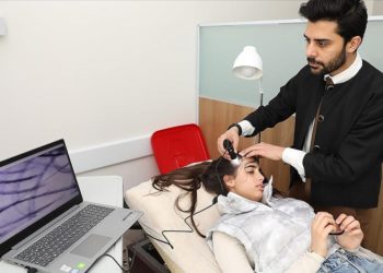 Saç dökülmesinde doğru tedavi için saç analizi önem taşıyor