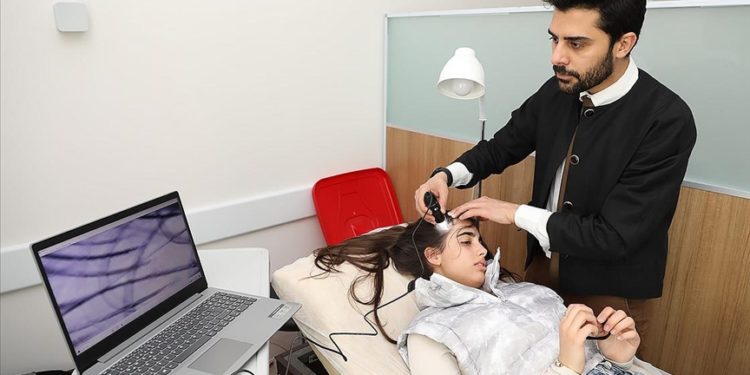 Saç dökülmesinde doğru tedavi için saç analizi önem taşıyor